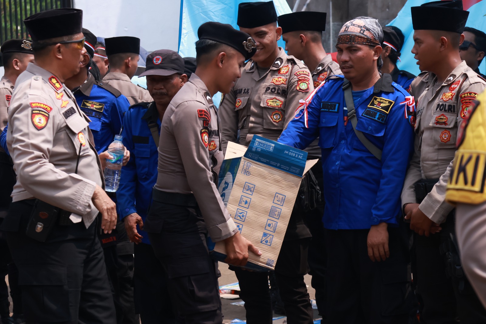 Polisi Bagikan Air Mineral dan Roti di Tengah Aksi Buruh