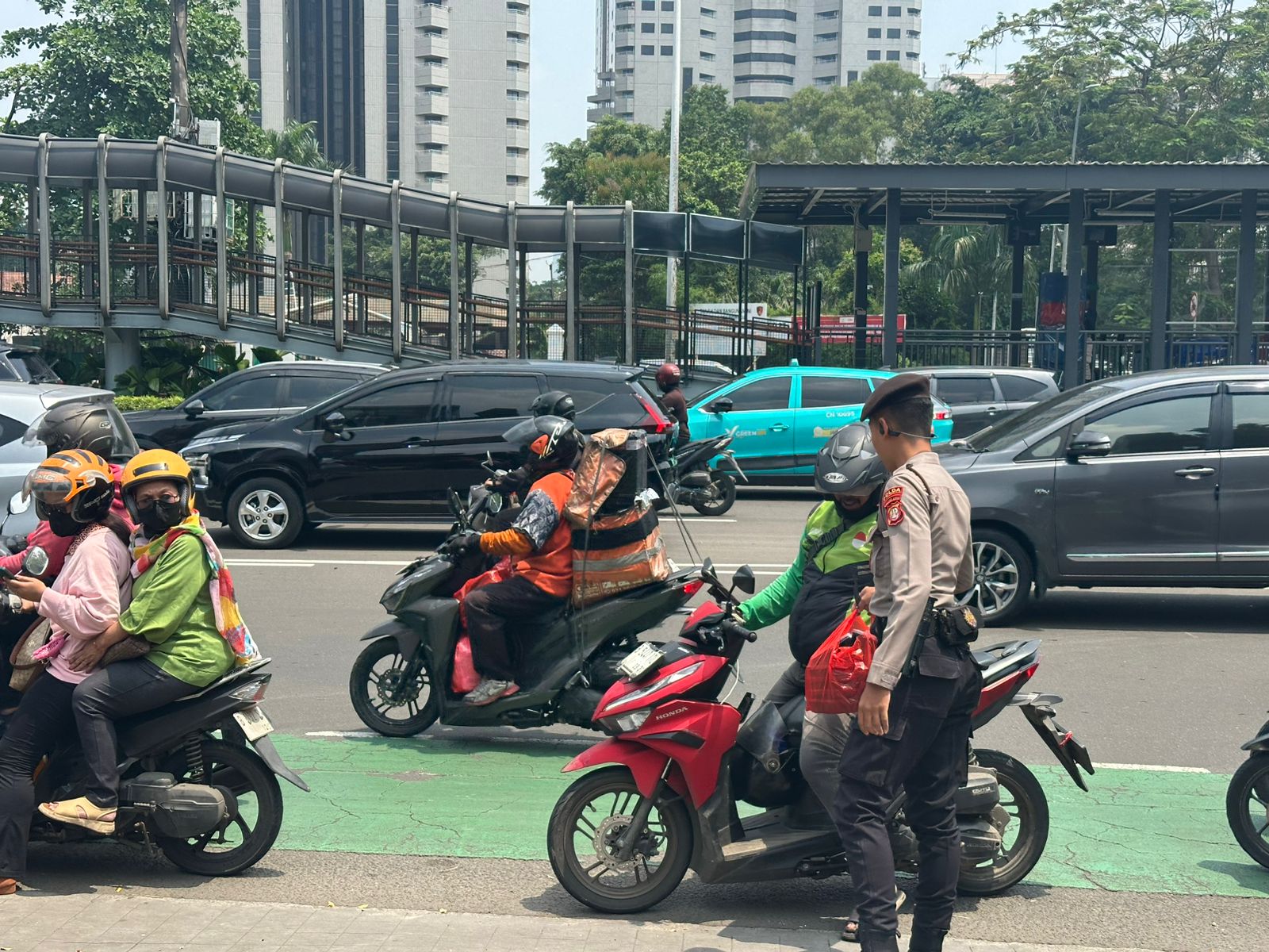 Dit Samapta Polda Metro Jaya Bagikan Makan Siang untuk Masyarakat di Depan Pintu Jagatama