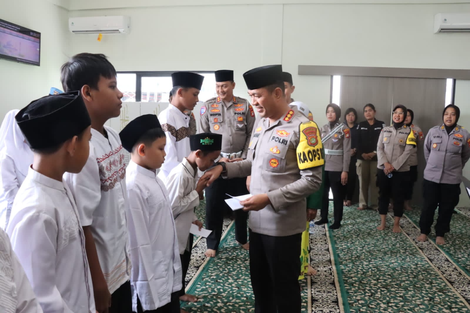 Safety Week Dan Syukuran HUT ke-70, Polisi Lalu Lintas Berbagi Dengan Masyarakat