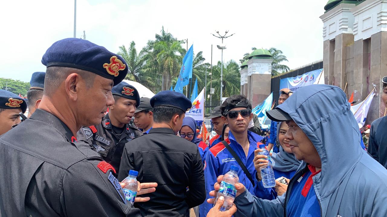 Brimob Polda Metro Jaya Tunjukkan Pengamanan Humanis Di Aksi Unjuk Rasa Jakarta