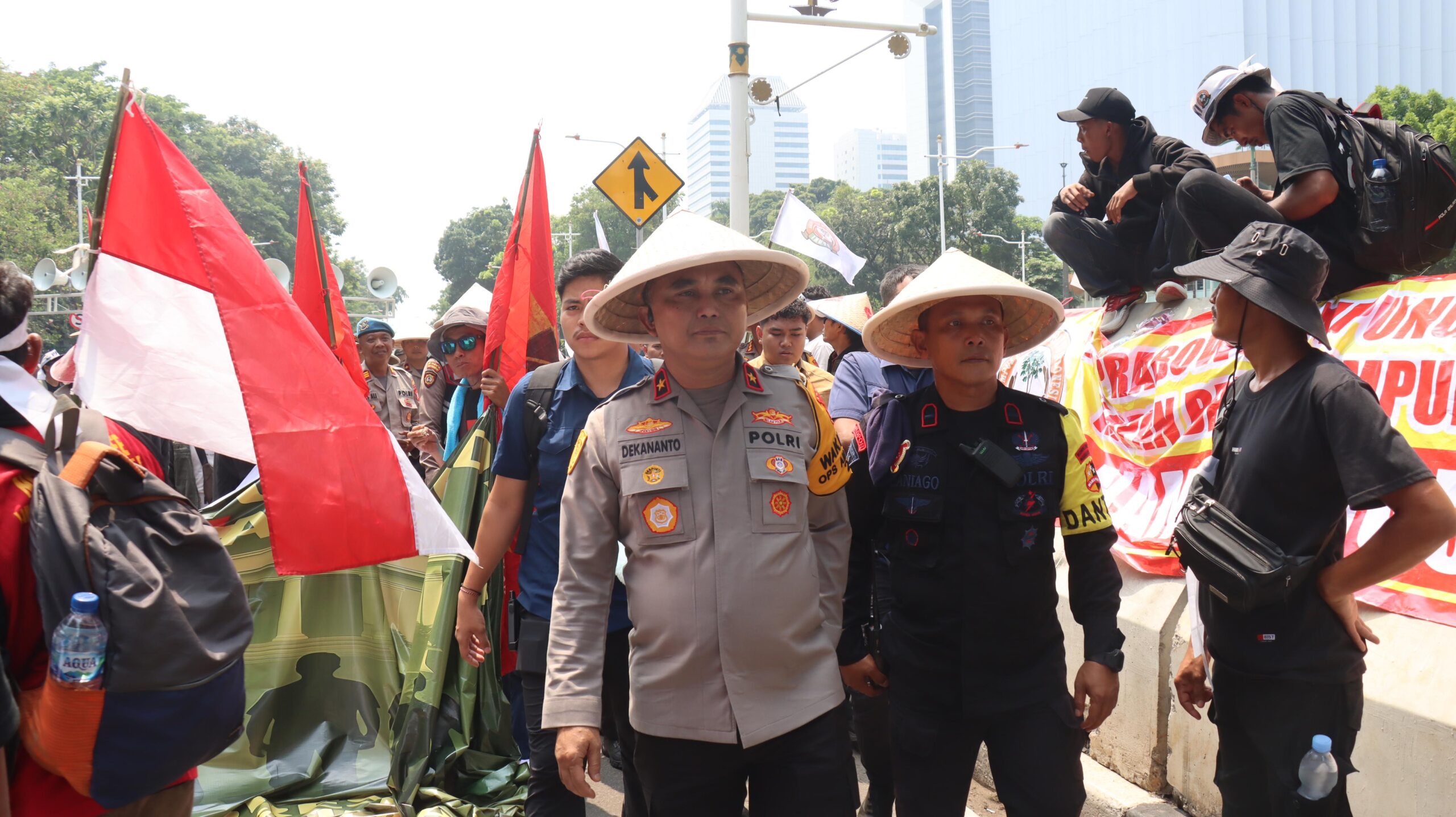 Peringati Hari Tani Nasional, Polisi Potong Tumpeng Bersama Massa Aksi di Jl. Merdeka Selatan Jakarta Pusat