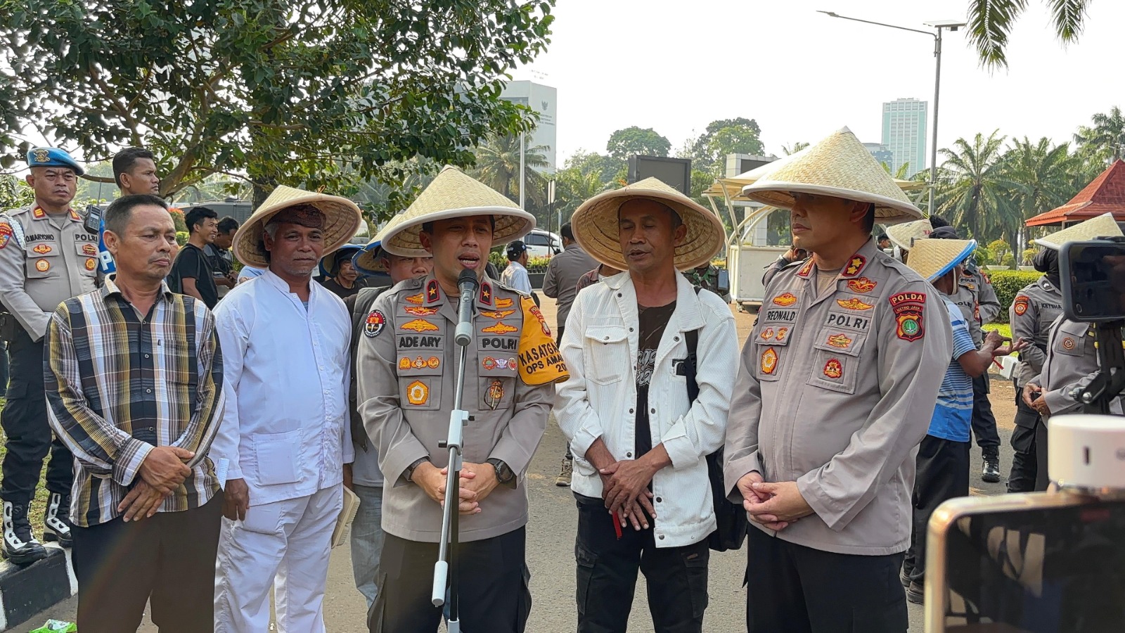 Peringati Hari Tani Nasional, Polisi dan Petani Potong Tumpeng di DPR