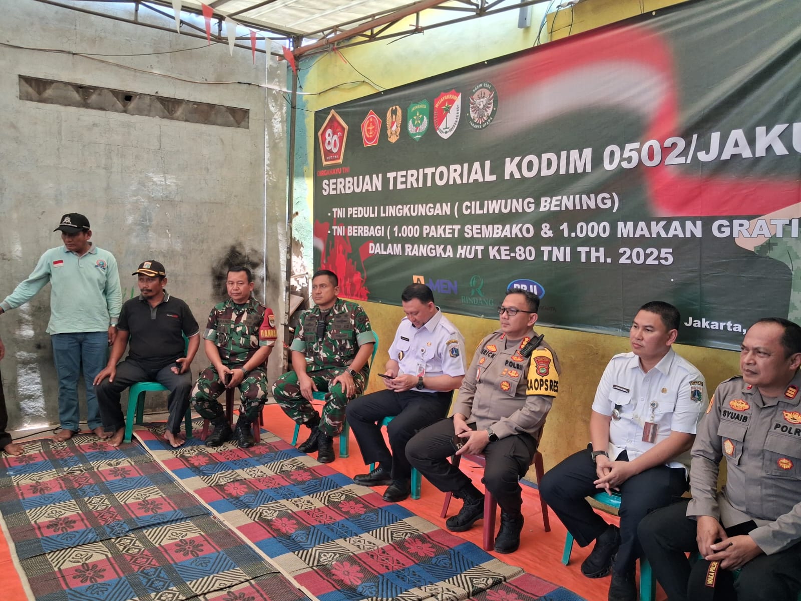 TNI dan Polri Berbagi 150 Paket Sembako untuk Korban Kebakaran di Semper Timur