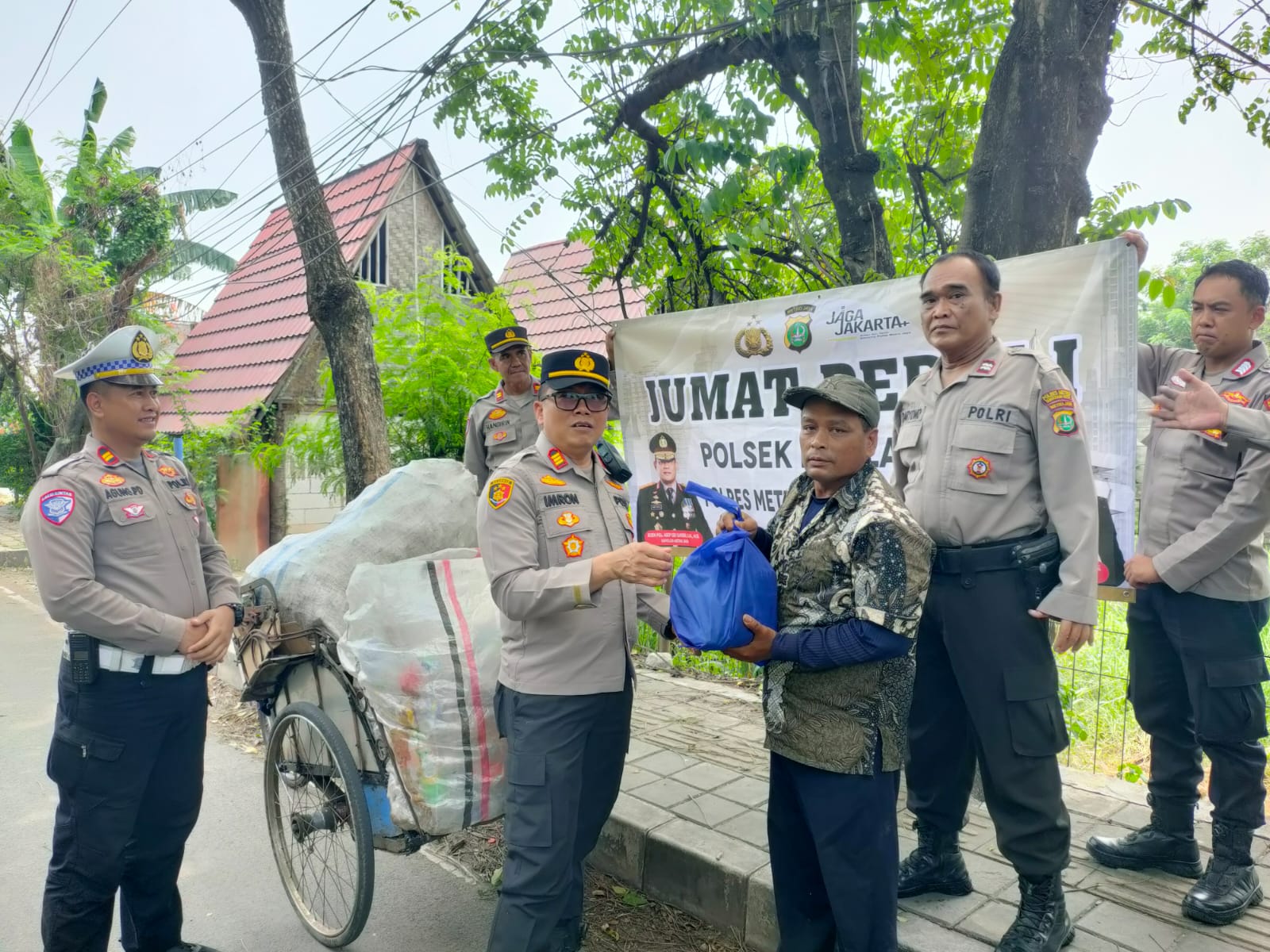 Polsek Neglasari Gelar Jumat Peduli, Bagikan Paket Sembako untuk Warga yang Membutuhkan