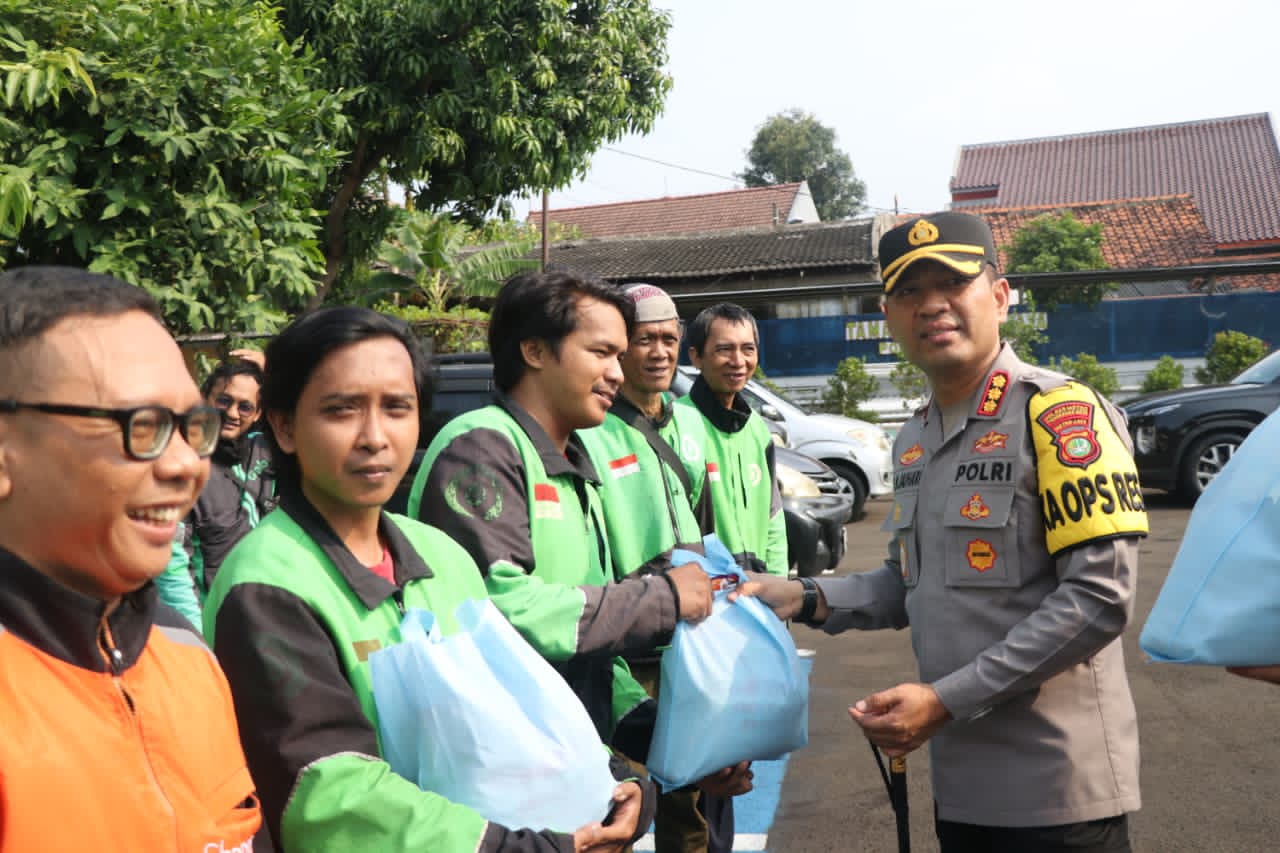 Polres Metro Tangerang Kota Gelar “Jumat Peduli” Bakti Sosial Untuk Komunitas Ojol