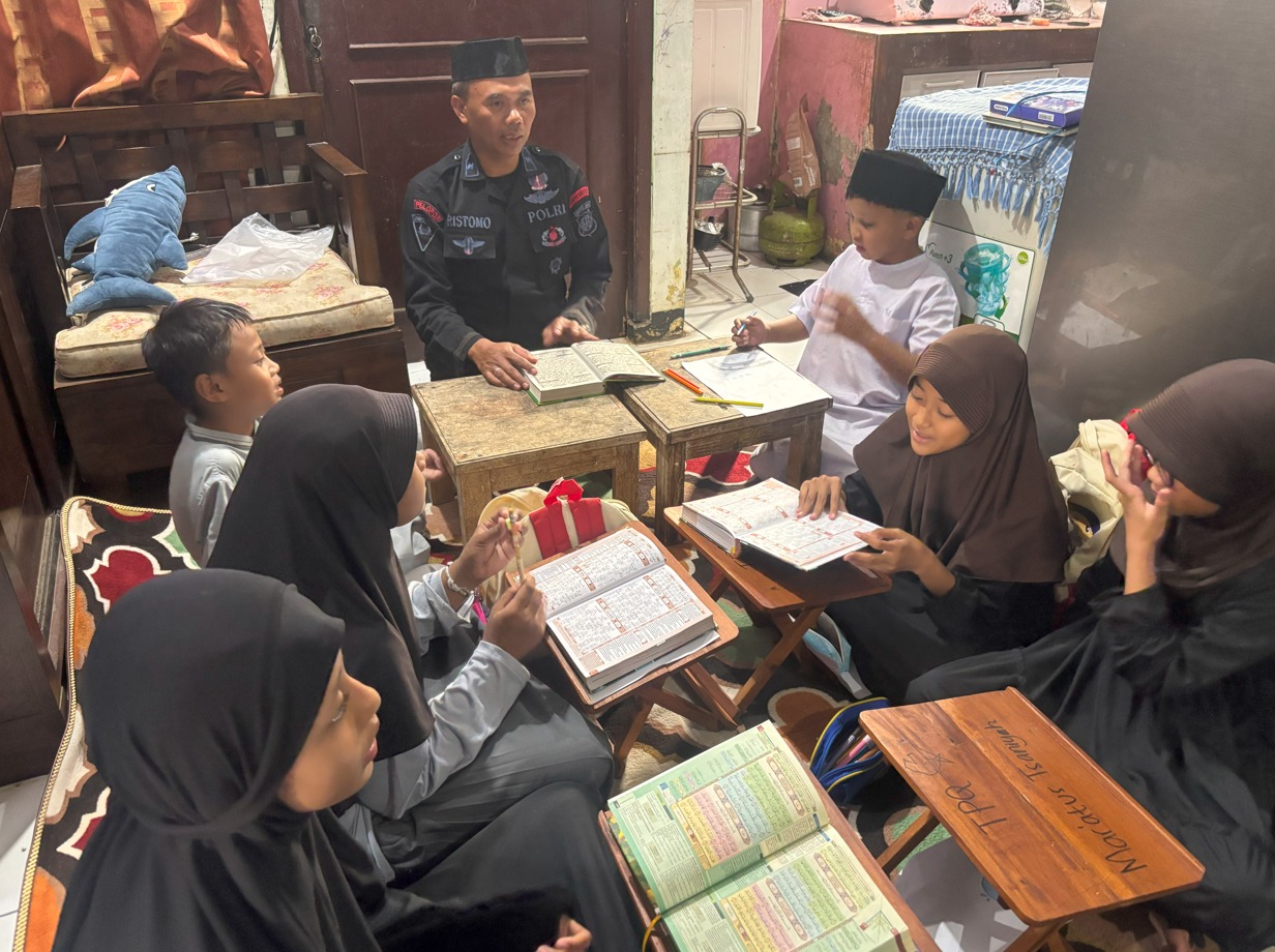 Aipda Ristomo, Anggota Brimob yang Mengabdikan Hati dengan Mendirikan TPA Gratis di Gunung Sindur