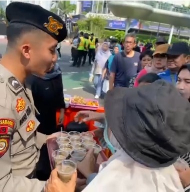 Direktorat Samapta Polda Metro Jaya membagikan sarapan gratis di CFD Bundaran HI