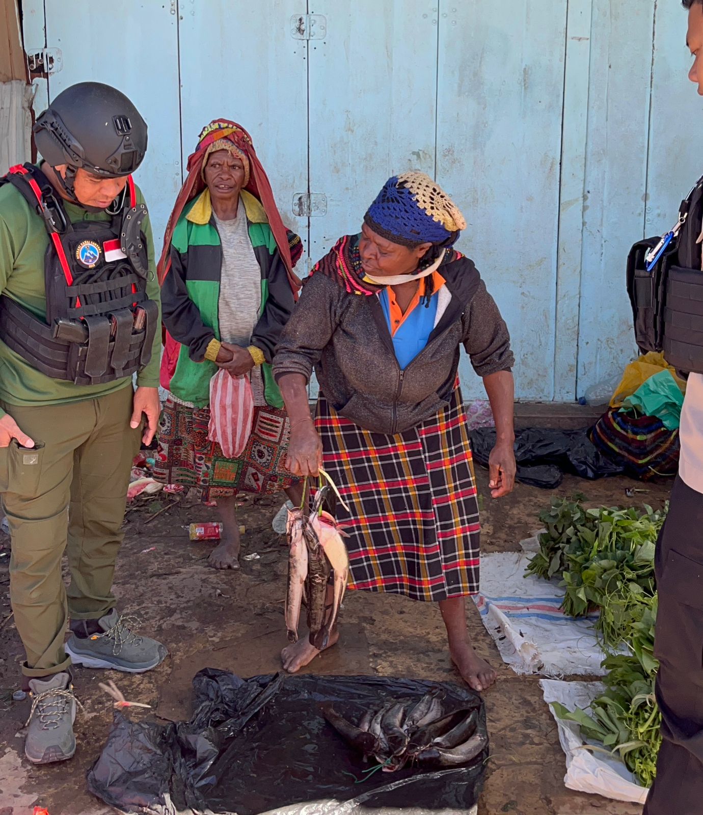 Personel Ops Damai Cartenz Dukung Perekonomian Lokal dengan cara Belanja Hasil Bumi di Paniai Timur