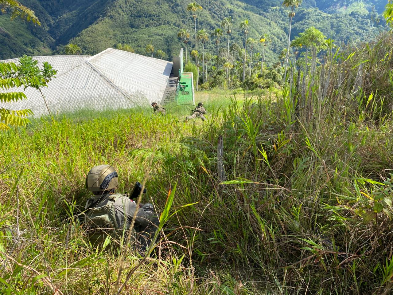 Satgas Ops Damai Cartenz Pukul Mundur KKB Usai KKB Bakar Bangunan Puskesmas di Kiwirok Yang Sudah Tidak Beroperasi