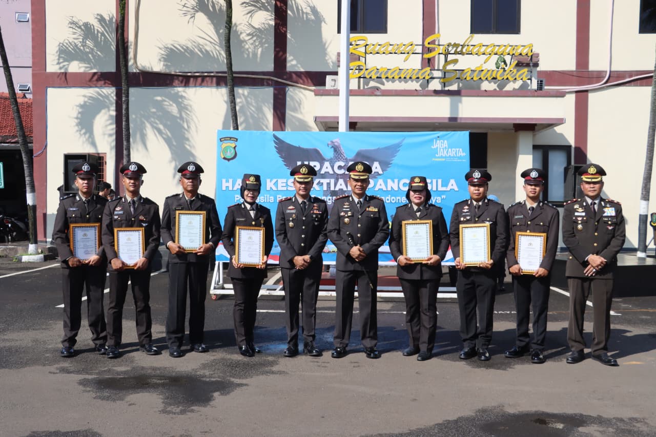 12 Anggota Sat Lantas Polres Metro Depok Terima Penghargaan dari Polda Metro Jaya