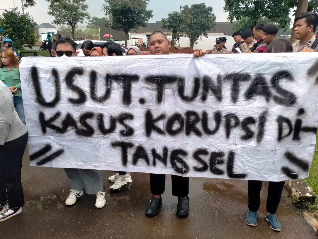 Puluhan Aliansi Ganyang Koruptor  Aksi Di Depan Kejari Tang Sel Dinilai Tidak Proporsional 