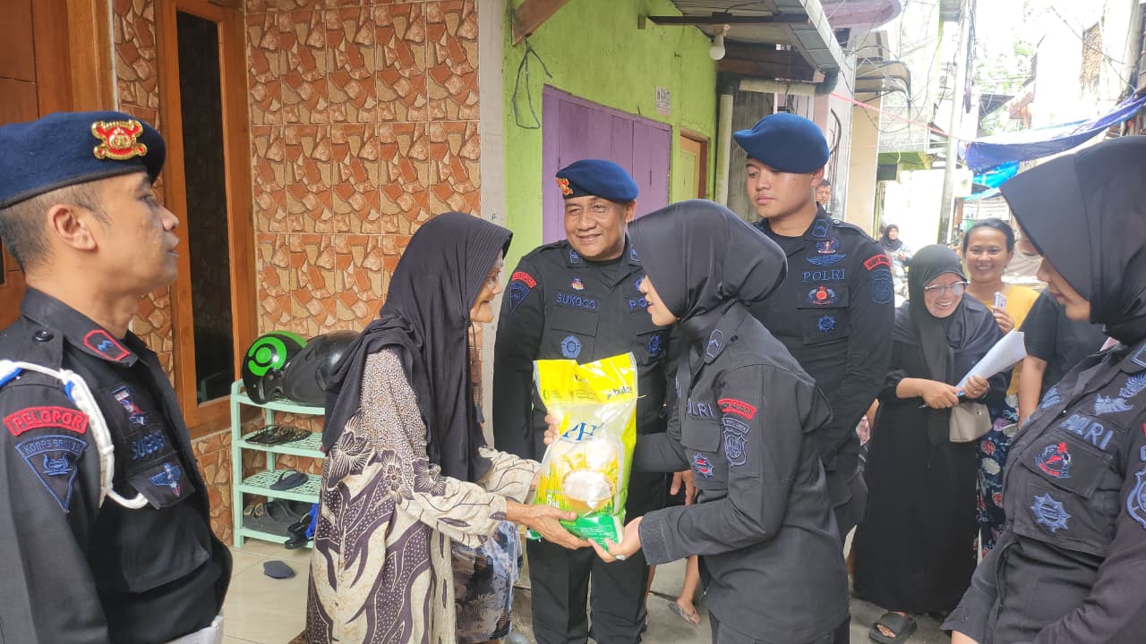 Jumat Peduli, Brimob Polda Metro Jaya Tebar Kepedulian di Tengah Masyaraka