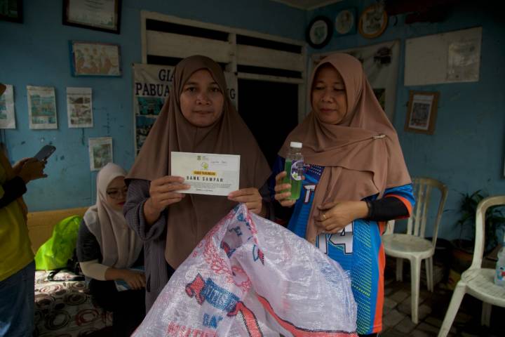 Bank Sampah Patung Rusa Kota Tangerang Ubah Minyak Jelantah Jadi Sabun dan Lilin