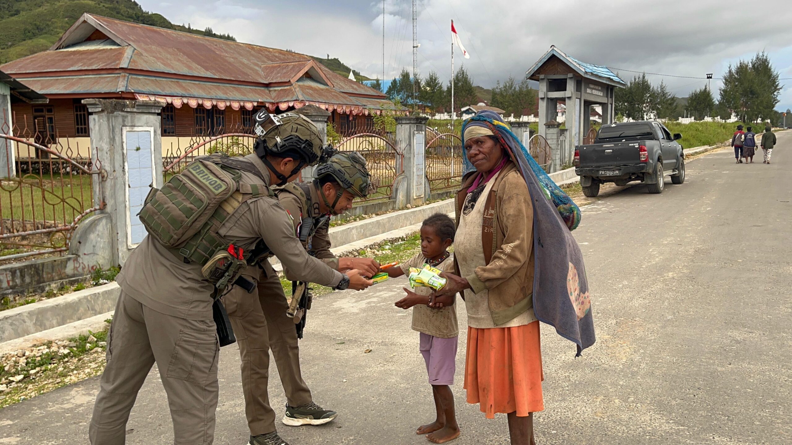 Sentuhan Humanis Satgas Ops Damai Cartenz Bersama Anak-Anak di Paniai