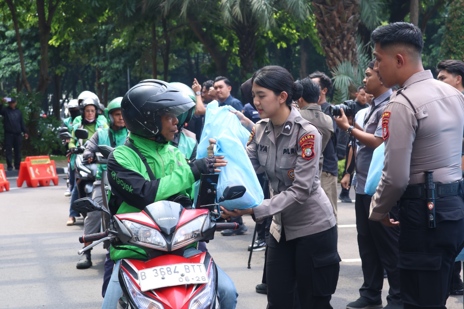 Jumat Peduli Polda Metro Jaya, Ojol Dapat Pesan Kamtibmas dari Polwan