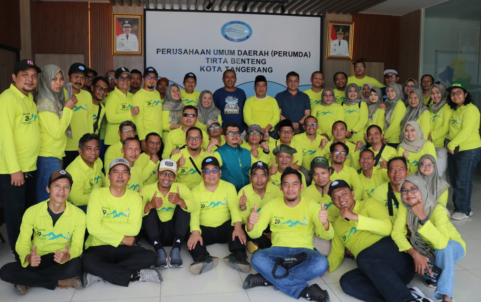 Perumda Tirta Benteng Peringati HUT ke- 30 dengan Melaksanakan Pengecatan kanstrin dan Penanaman Pohon Peringati