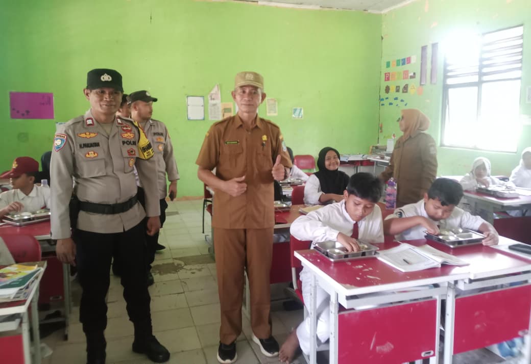 Pastikan Program Berjalan Lancar, Polsek Jatisampurna Monitoring Penyaluran Makan Bergizi Gratis di SDN II