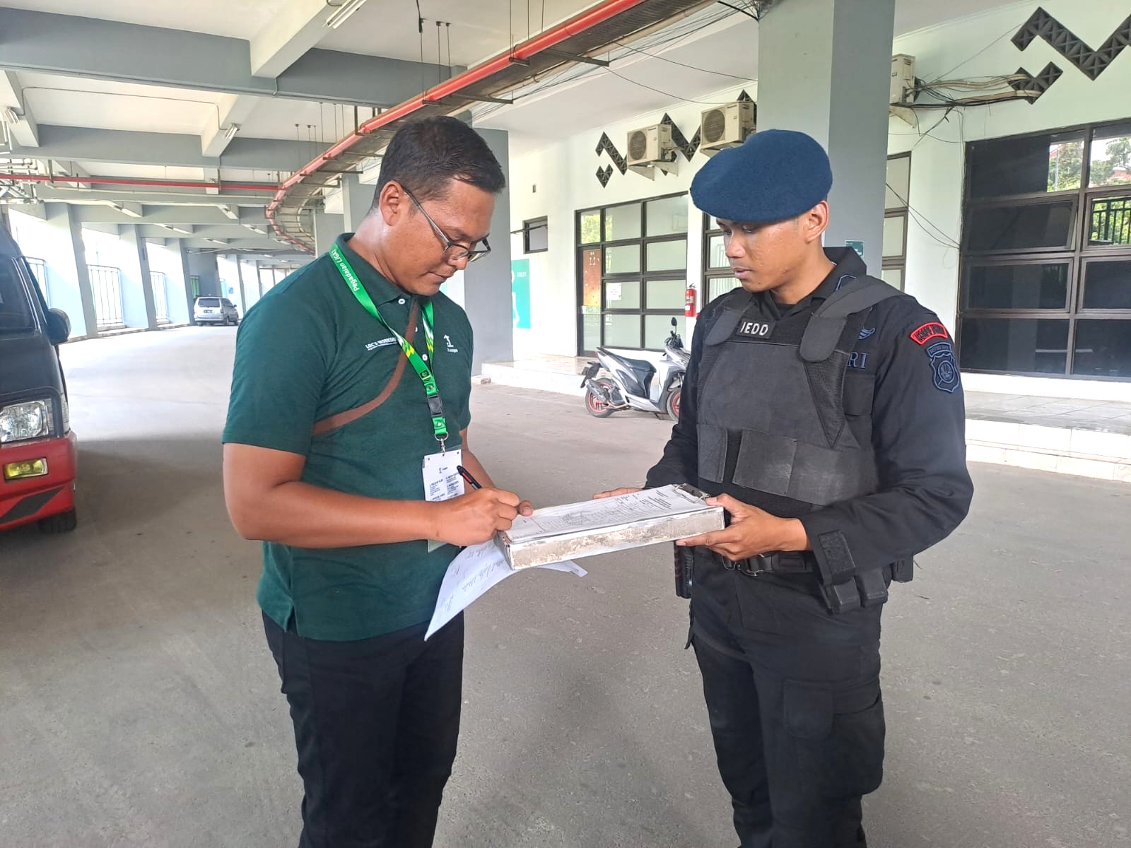 Brimob Polda Metro Jaya Laksanakan Sterilisasi Jelang Pertandingan Bali United vs Sulawesi United di Stadion Chandrabagha