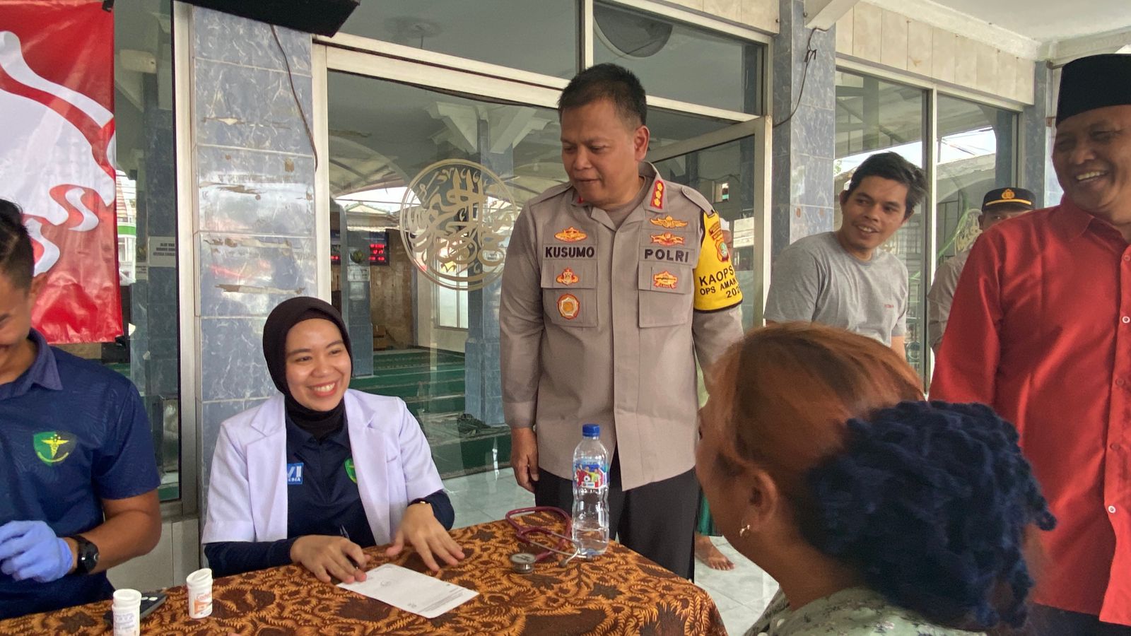 Gelar Bakti Kesehatan”, Kapolres Metro Bekasi Kota Juga Menyalurkan Paket Sembako Ke Warga