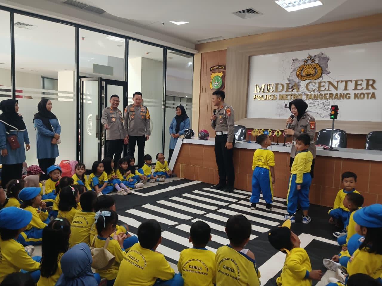 Dekatkan Polisi dengan Anak, Polres Metro Tangerang Kota Gelar Polsanak Bersama PAUD SPS Dahlia