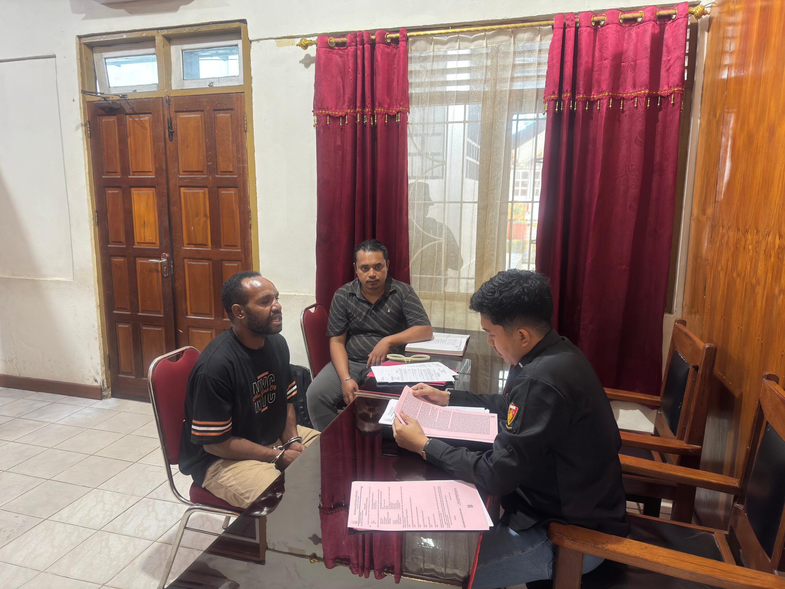 Satgas Ops Damai Cartenz Laksanakan Tahap II Penyerahan Tersangka dan Barang Bukti ke Kejaksaan Negeri Nabire