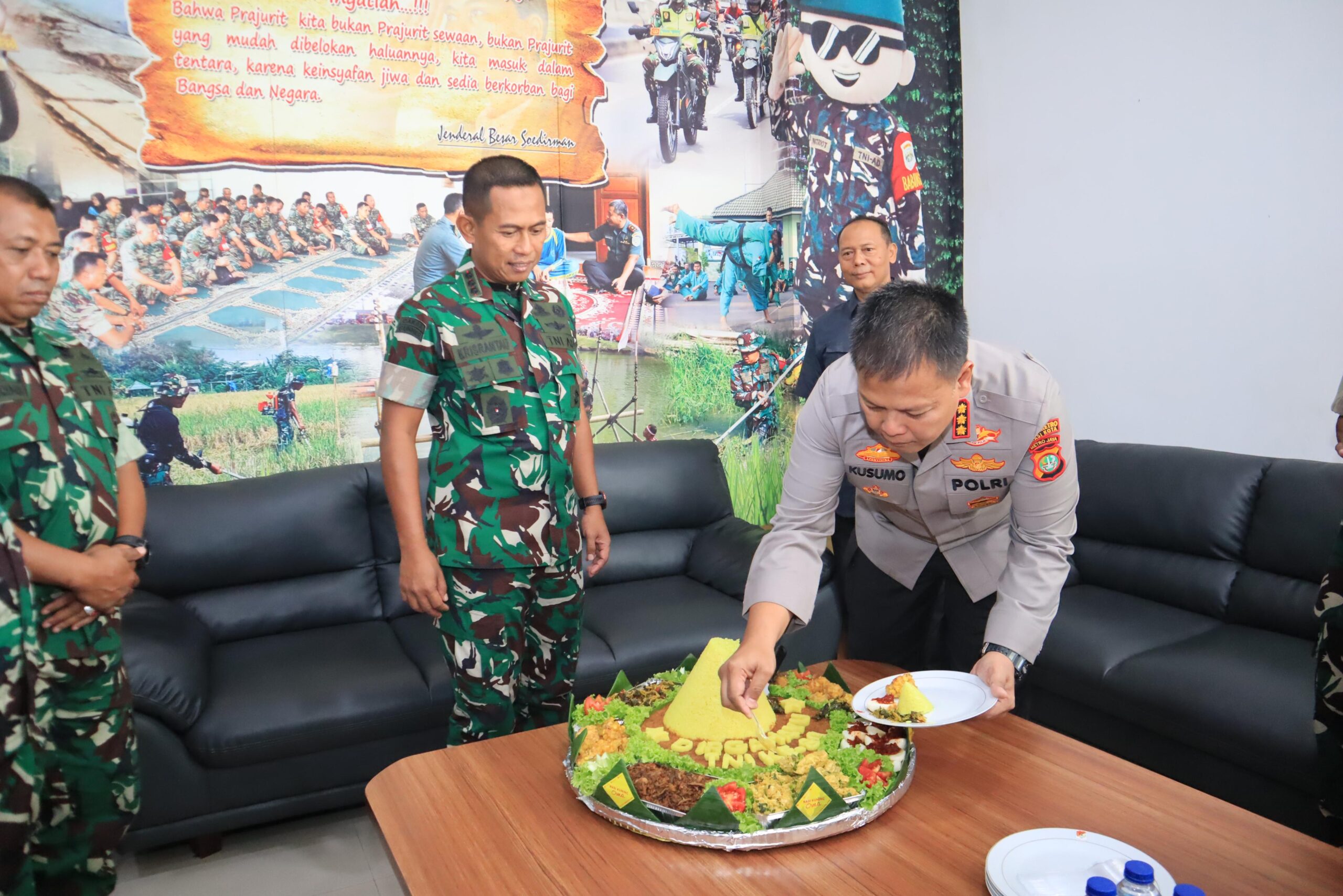 Kokohkan Sinergitas TNI-Polri, Kapolres Metro Bekasi Kota Rayakan HUT ke-80 TNI di Kodim 0507