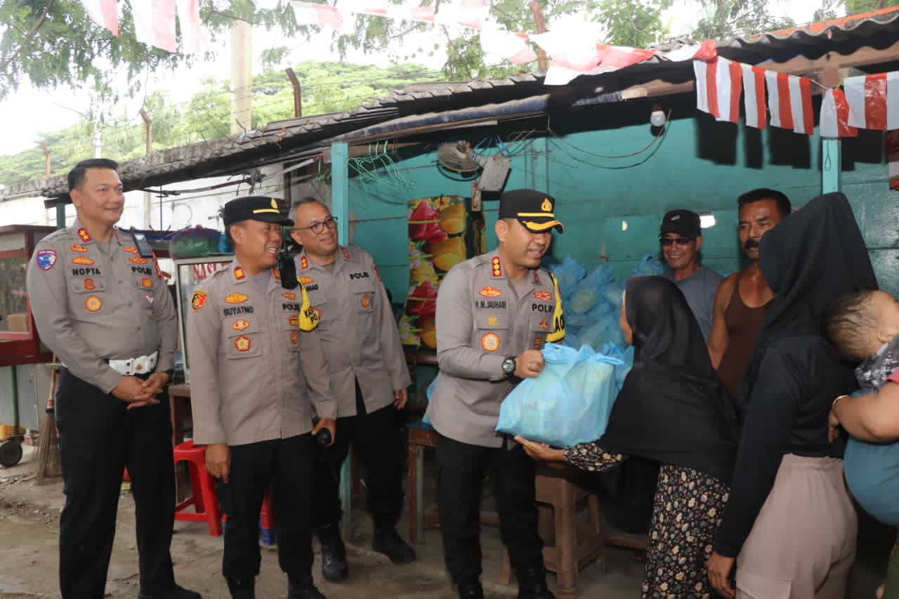 Polres Metro Tangerang Kota Gelar Bakti Sosial Di Wilayah Kecamatan Tangerang, Salurkan 200 Paket Sembako Kepada Warga