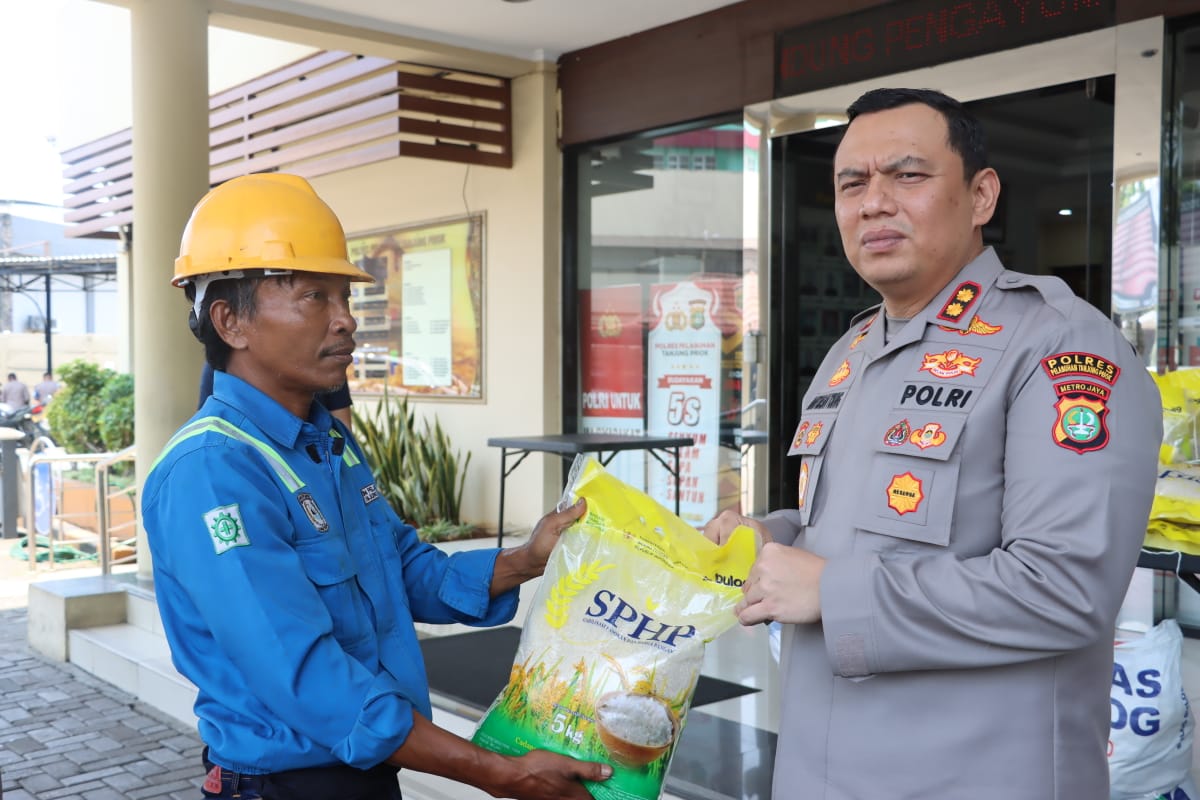 Bakti Sosial Polres Priok berikan bantuan kepada Buruh Tenaga Kerja Bongkar Muat Pelabuhan