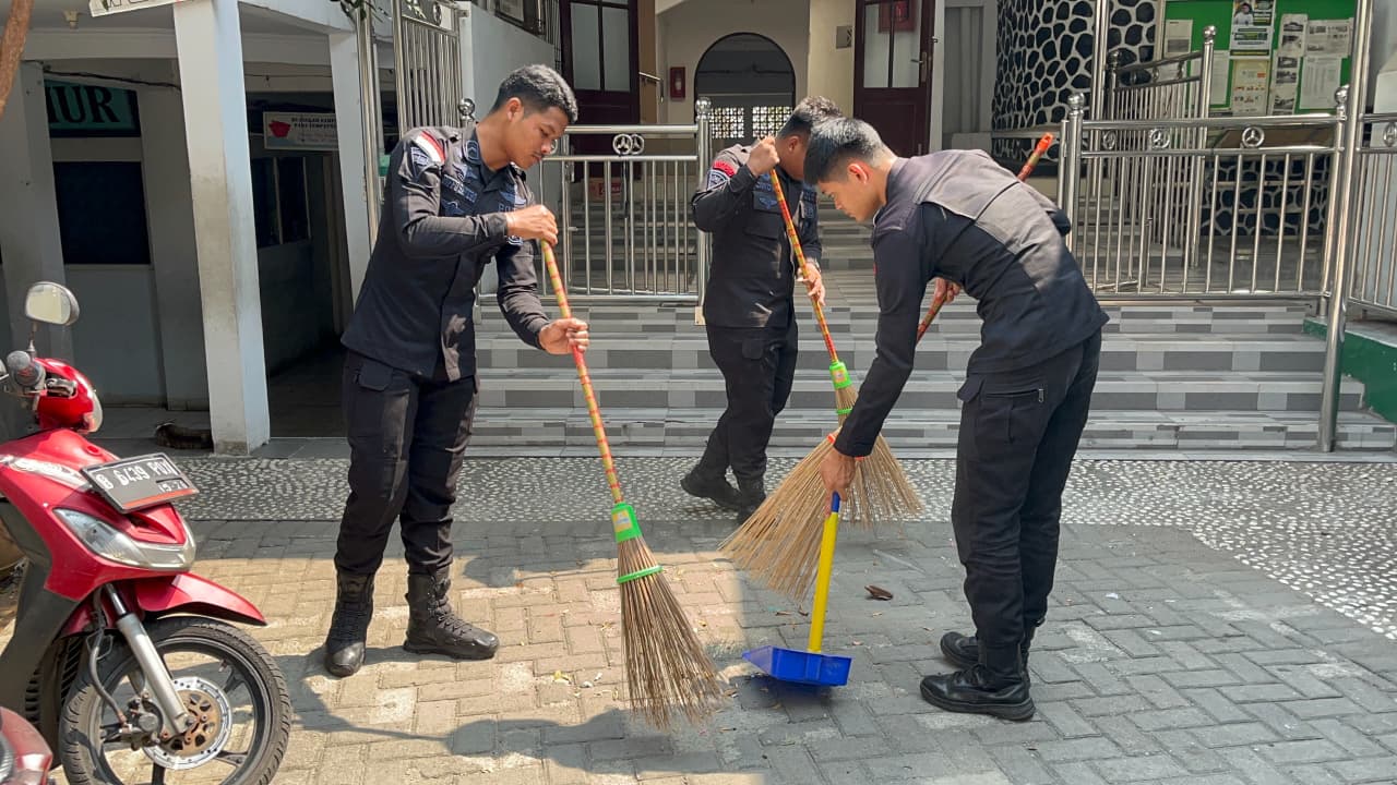 Satbrimob Polda Metro Jaya Tebar Kepedulian Lewat “Jumat Peduli” di Masjid Jami’ Al-Makmur Cikini