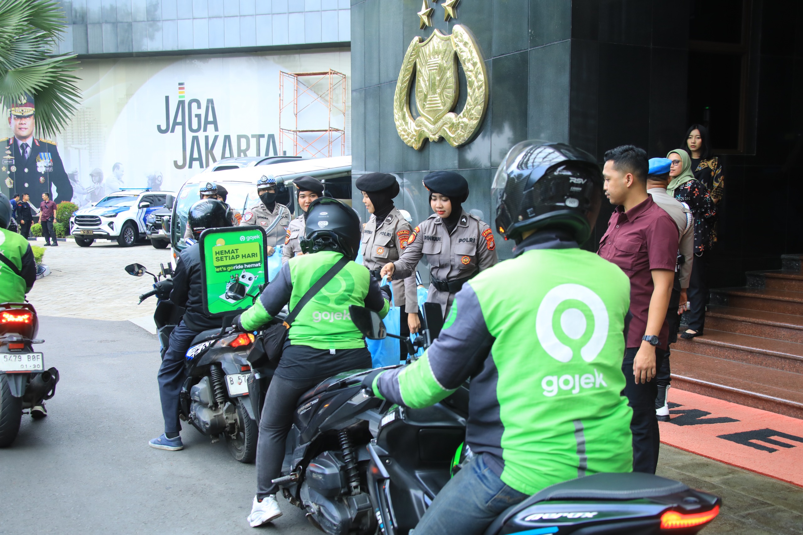 Polda Metro Jaya Gelar Jum’at Peduli, Ajak Komunitas Ojek Online Jaga Jakarta
