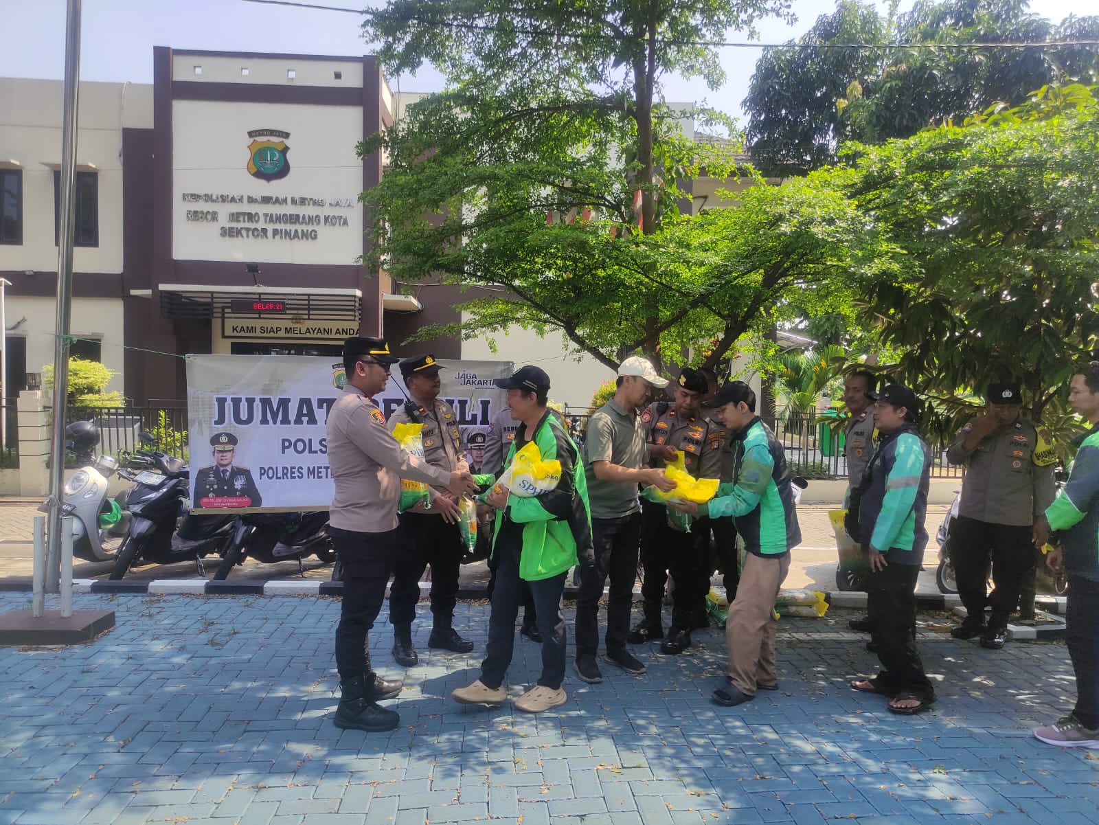 Jumat Peduli Polsek Pinang Polres Metro Tangerang Kota Bersama Komunitas Ojol Pinang-Kunciran: Jaga Warga, Jaga Lingkungan, Jaga Aturan, Jaga Amanah