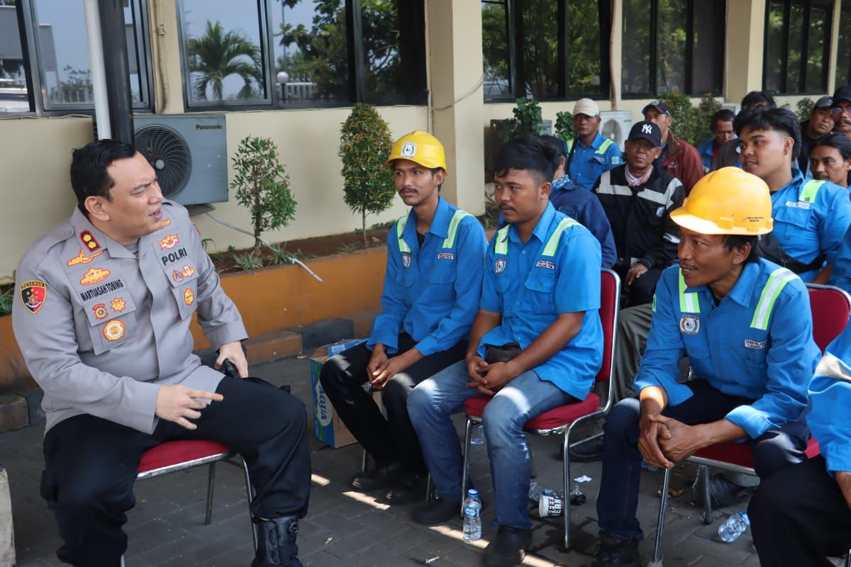 Kapolres Priok, Dengar Curhatan Buruh TKBM lewat Ngopi Kamtibmas