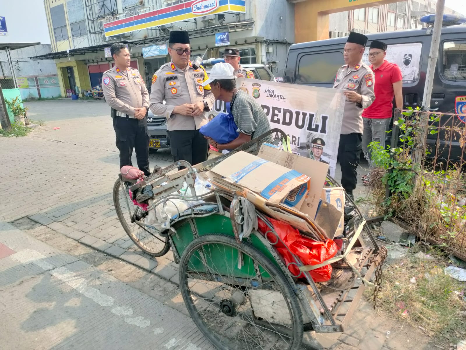 POLSEK NEGLASARI BAGIKAN SEMBAKO KEPADA WARGA YANG MEMBUTUHKAN ” JUMAT PERDULI “
