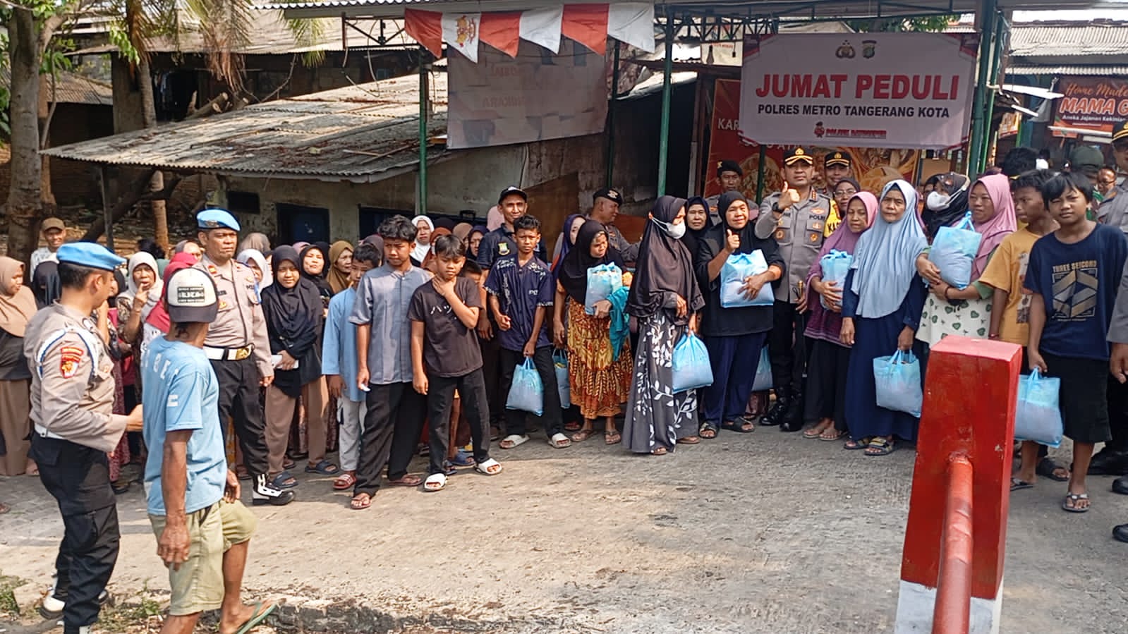KAPOLRES METRO TANGERANG KOTA SALURKAN BANTUAN SOSIAL UNTUK WARGA SLUM AREA DI BATUCEPER