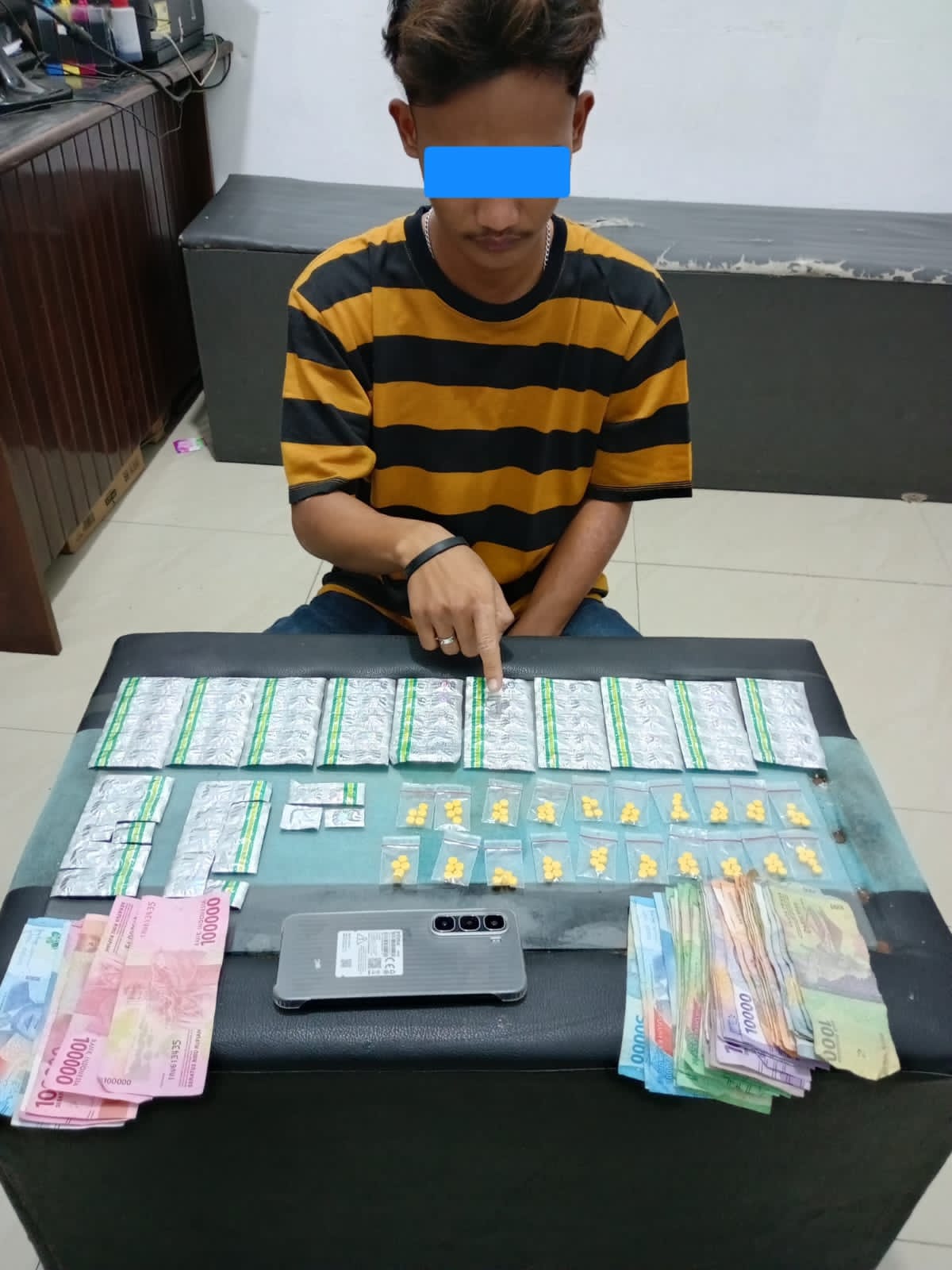 KAPOLSEK PAKUHAJI TANGKAP PELAKU PENJUAL OBAT DAFTAR G