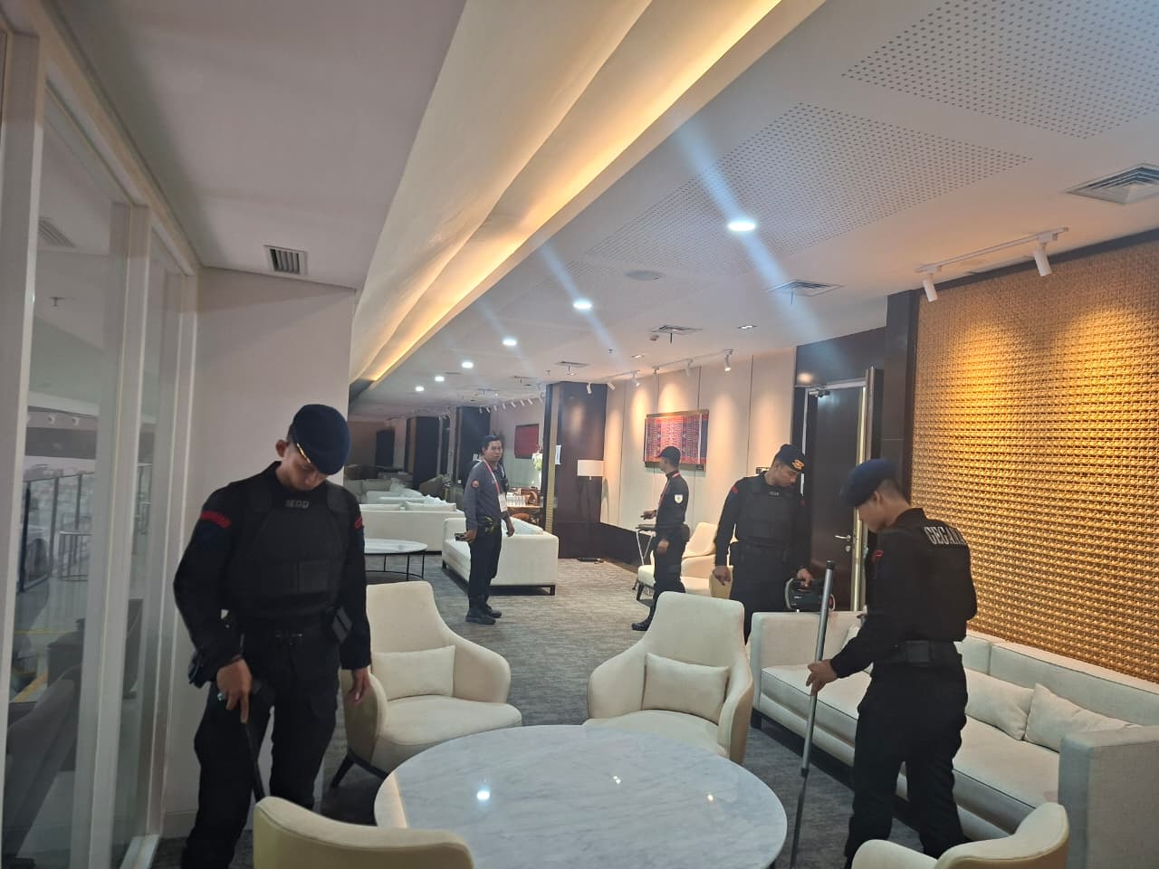 Brimob Polda Metro Jaya Laksanakan Sterilisasi Jelang Artistics Gymnastics World Championship ke-53 di Indonesia Arena Senayan