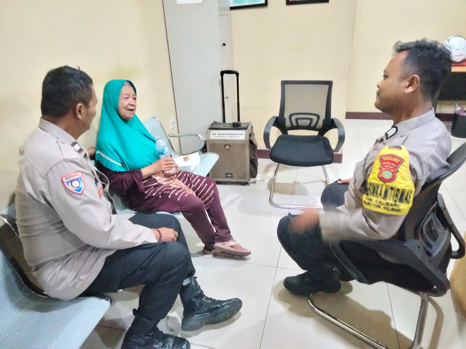 Polisi Antar Lansia Pikun Pulang: Wujud Kepedulian Polsek Kawasan Kali Baru terhadap Warga