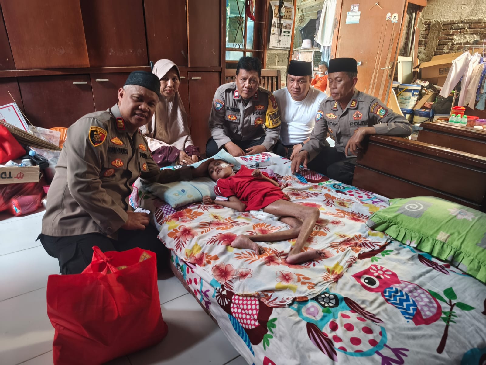 Kapolsek Bekasi Barat Kunjungi Jihan, Anak Disabilitas di Jakasampurna