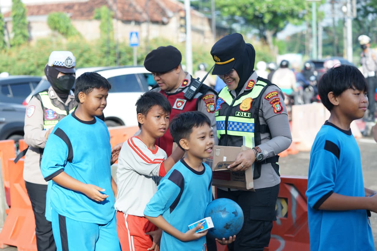 Kapolrestro Bekasi Turun Yanmas, Tertibkan Arus Pagi dan Bagikan Susu untuk Pelajar di TL Jurong