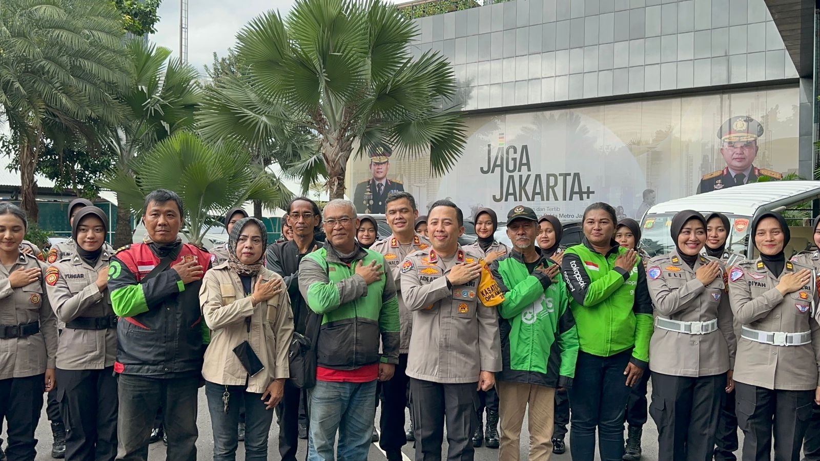 Gelar Jumat Peduli, Polda Metro Jaya Salurkan 400 Paket Sembako Untuk Pengemudi Ojek Online