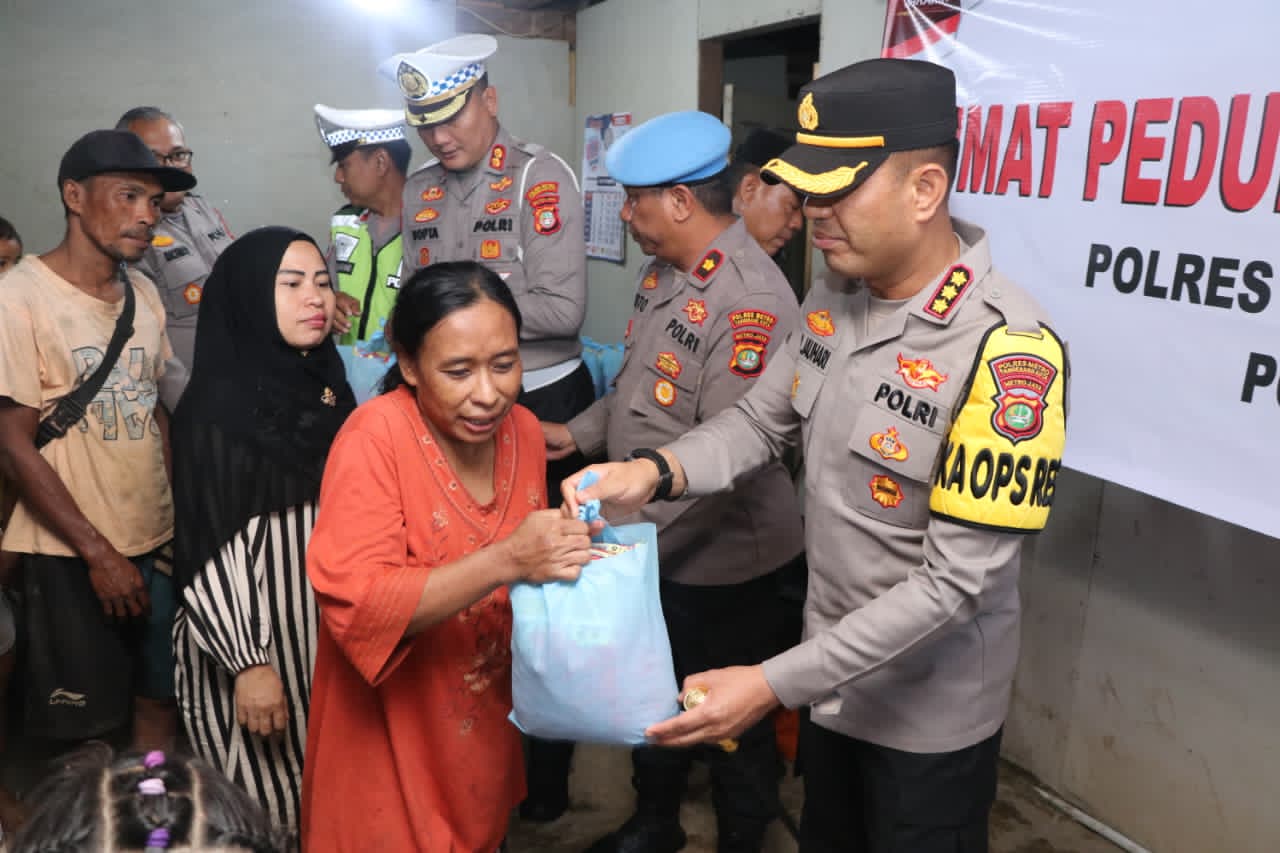 Sentuhan Kemanusiaan Polri: Jum’at Peduli Polres Metro Tangerang Kota Hadirkan Berkah Bagi Warga Cikokol