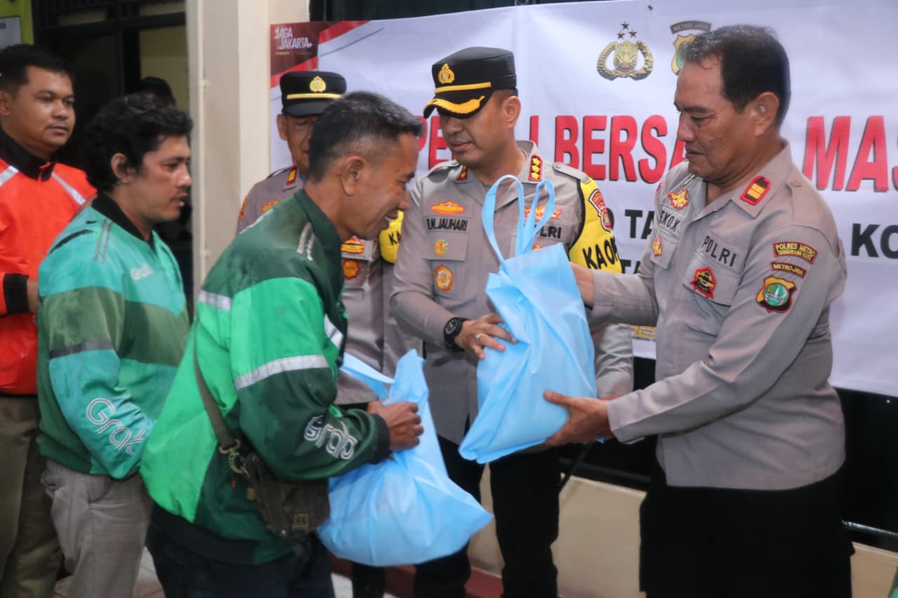 Peduli Sesama, Polres Metro Tangerang Kota Salurkan Bantuan untuk Pengemudi Ojol