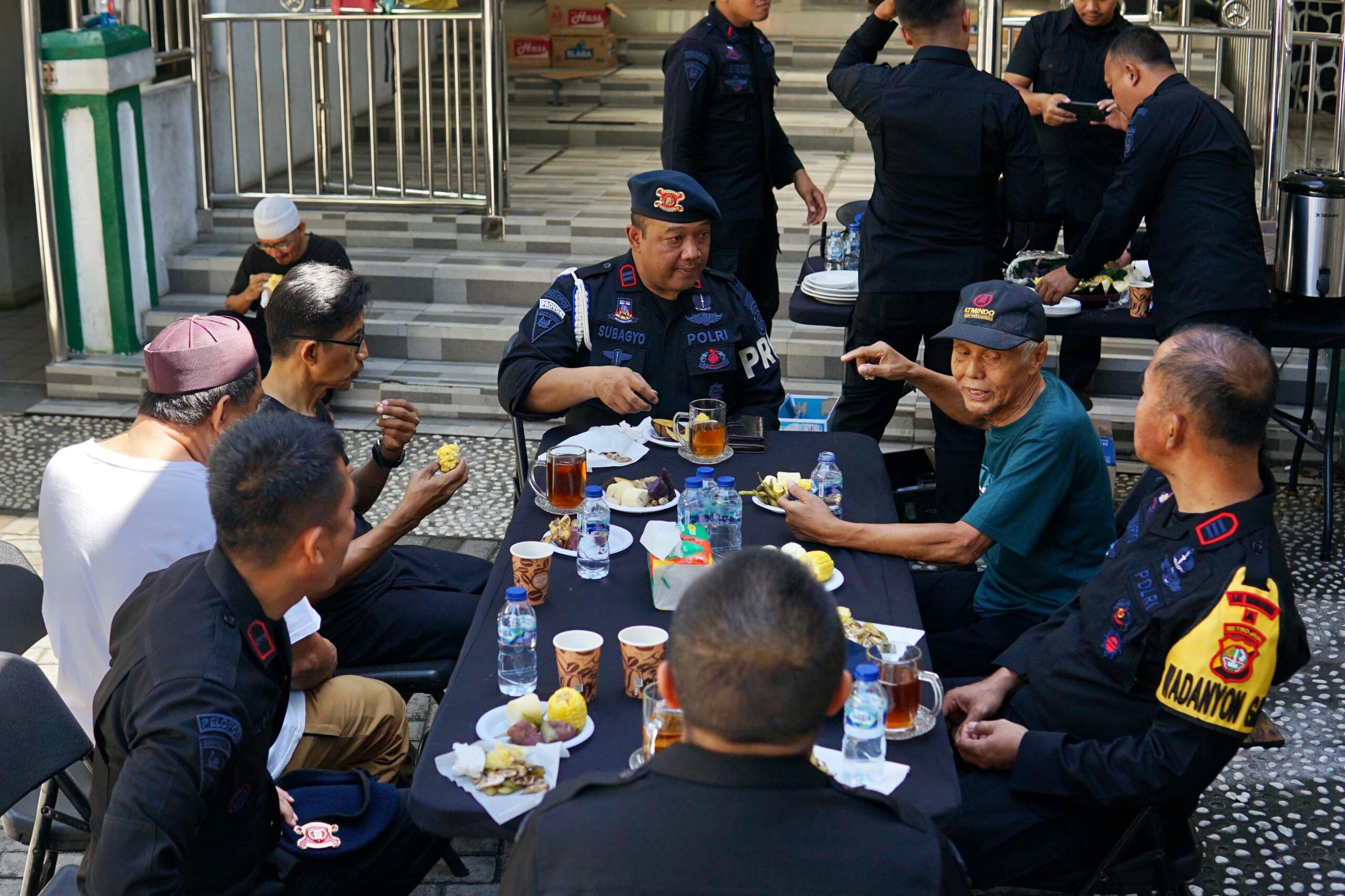 Brimob Polda Metro Jaya Gelar Gotong Royong dan Ngopi Bareng Dengan Warga di Cikini