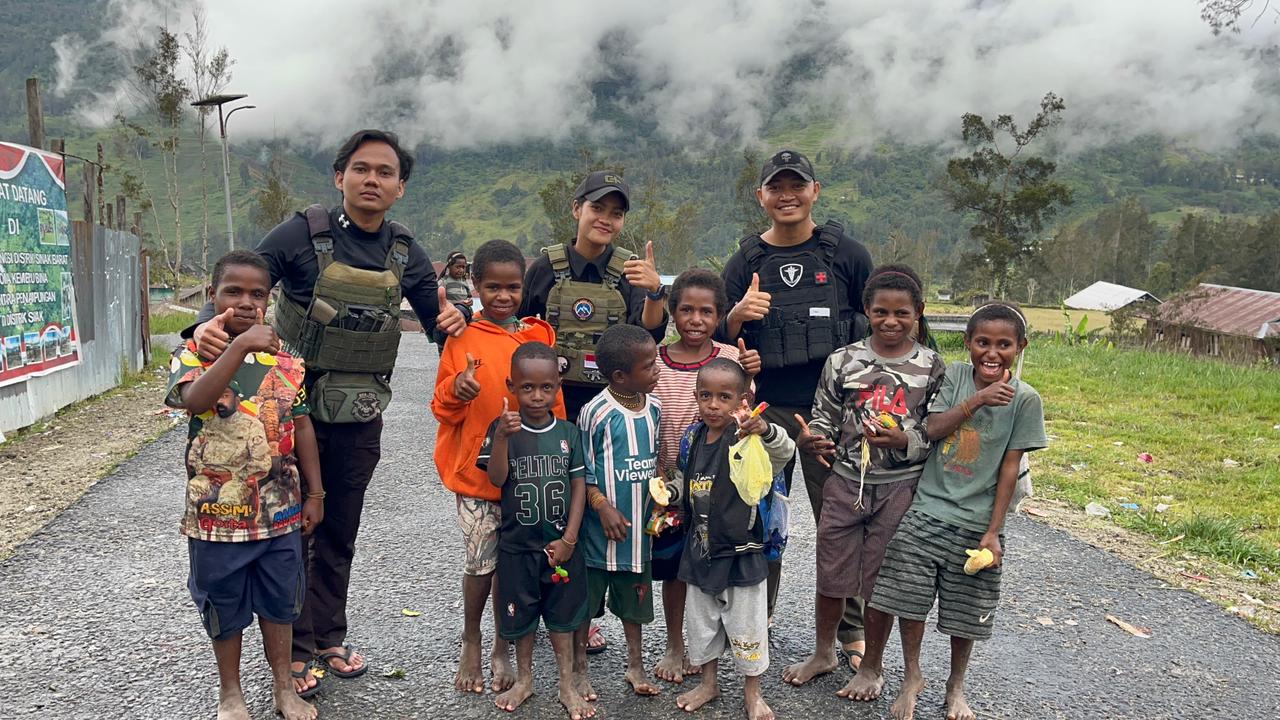 Satgas Ops Damai Cartenz Gelar Pemeriksaan Kesehatan dan Interaksi Humanis Bersama Masyarakat Sinak