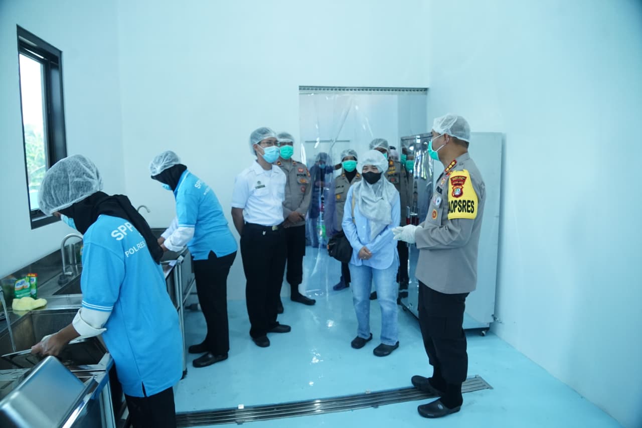 Kapolres Metro Bekasi Cek Kesiapan Operasional Dapur SPPG Cibatu, Pastikan Standar Kesehatan dan Keamanan Pangan