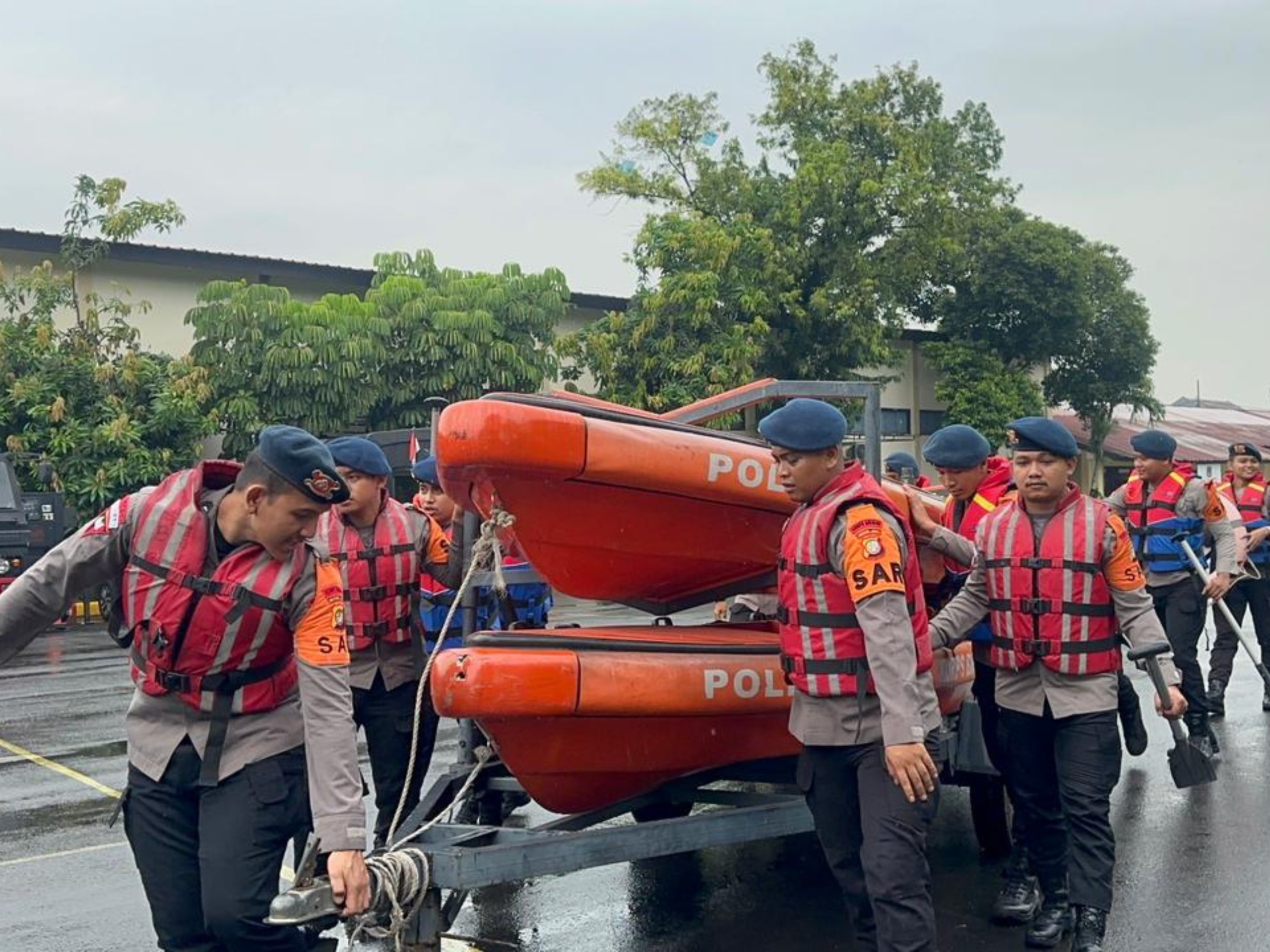 Brimob Polda Metro Jaya Laksanakan Apel Siaga dan Patroli SAR, Siap Hadapi Potensi Banjir di Musim Hujan