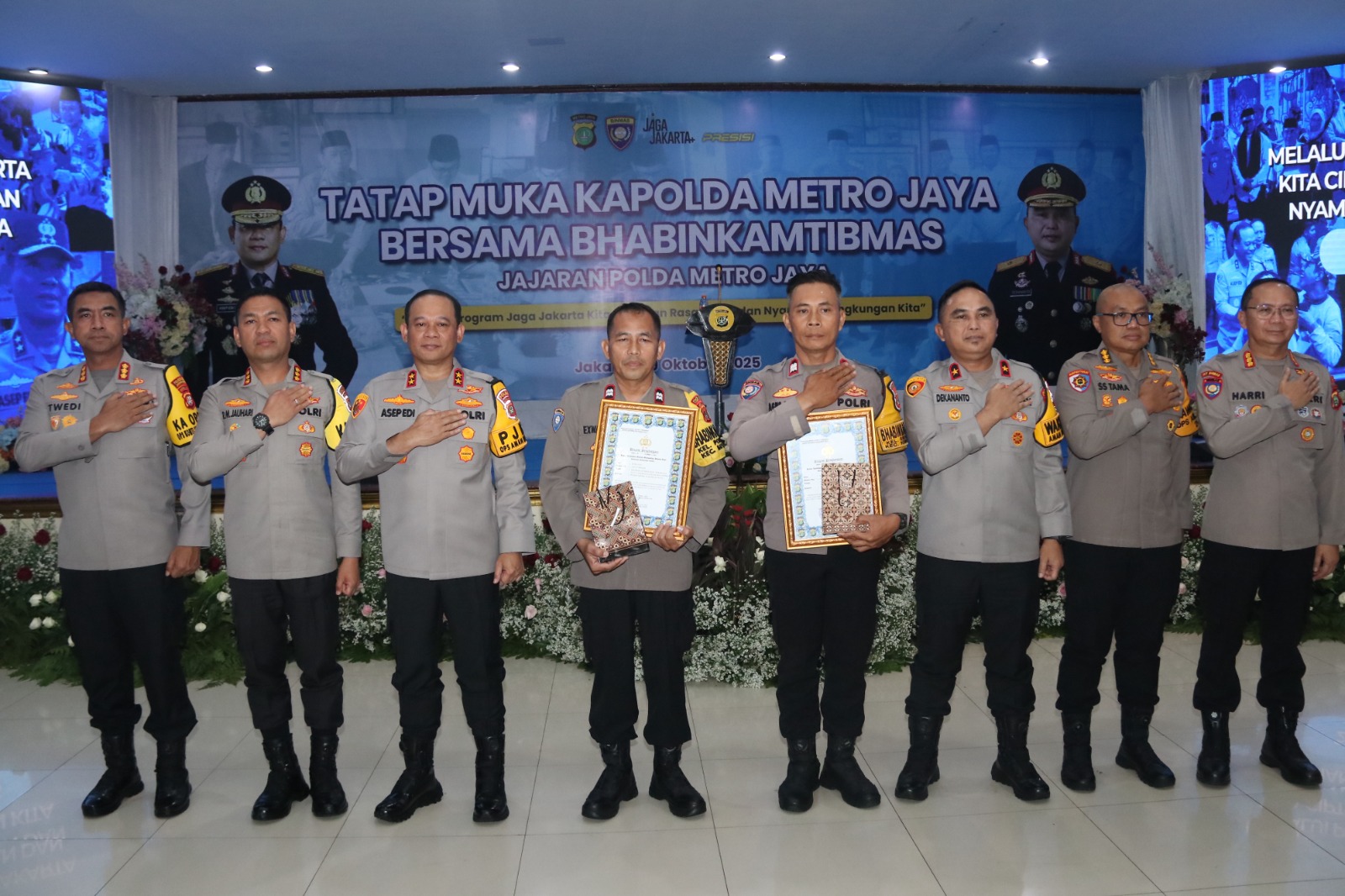 Kapolda Metro Jaya Apresiasi Dua Bhabinkamtibmas Bantu Pendidikan Anak Yatim & Pemulung