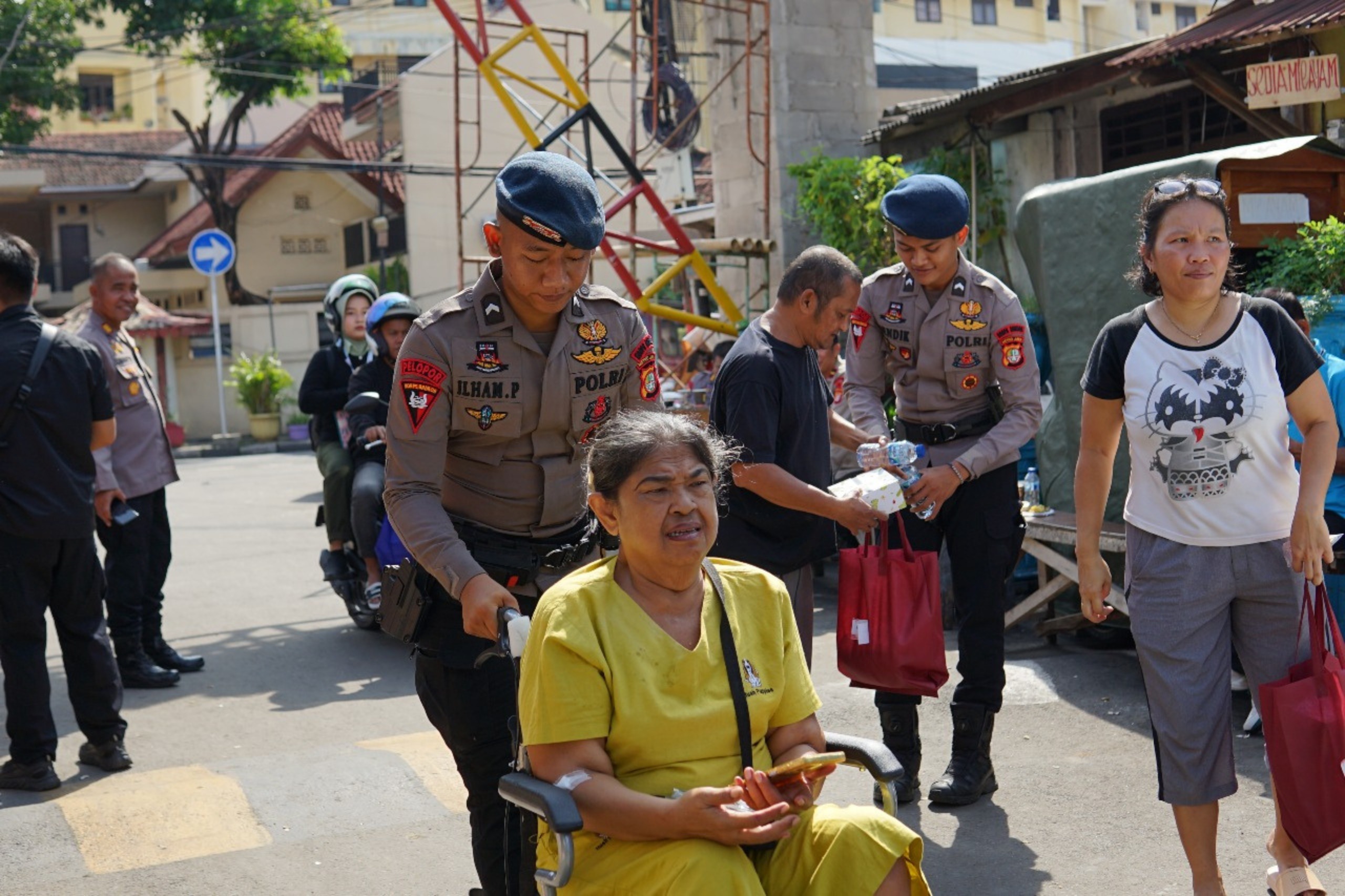 Dekat dengan Warga, Brimob Polda Metro Jaya Gelar Layanan Kesehatan Gratis di Senen