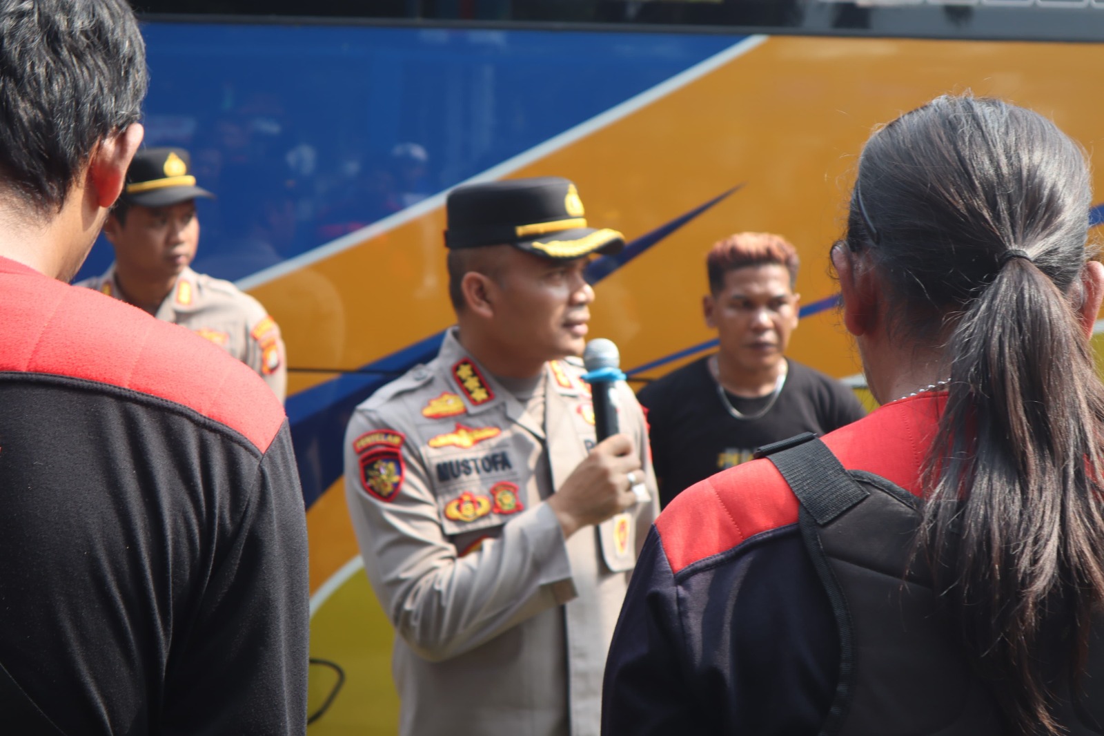 Kapolres Metro Bekasi Dampingi Keberangkatan Massa FSPMI Menuju JICC Senayan, Pastikan Situasi Aman dan Tertib