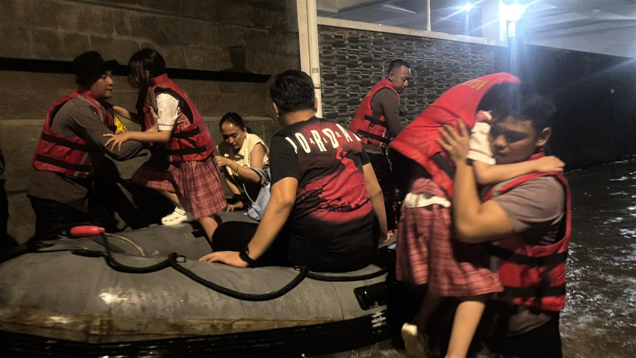 Tim Samapta Subdit Gasum Sie Pammat Polda Metro Jaya Evakuasi dan Berikan Bantuan Pelayanan Kepada Warga Di lokasi Banjir Komplek Polri